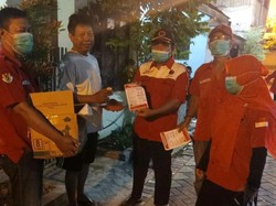 Warga Surabaya Dapat Minuman Rempah-rempah dan Telur Rebus