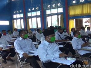 Waspada Covid-19, Anggota PPS di Cianjur Pakai Masker Saat Dilantik