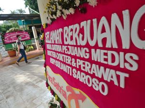 Jejeran Karangan Bunga untuk Tenaga Medis Pejuang Corona