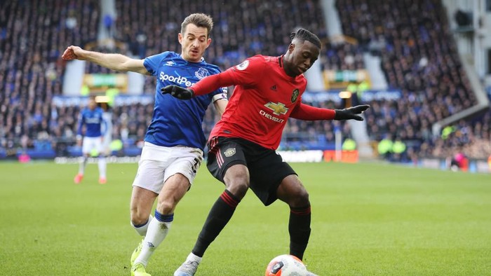 LIVERPOOL, ENGLAND - MARCH 01:  Aaron Wan-Bissaka of Manchester United is challenged by Leighton Baines of Everton during the Premier League match between Everton FC and Manchester United at Goodison Park on March 01, 2020 in Liverpool, United Kingdom. (Photo by Clive Brunskill/Getty Images)