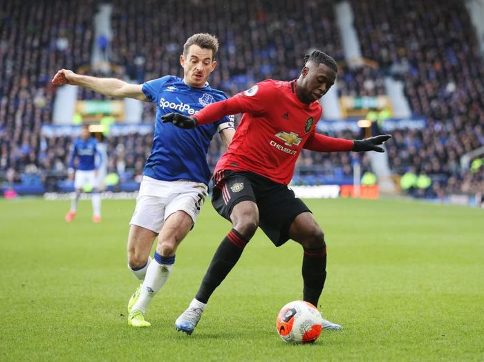 Aaron Wan-Bissaka LIVERPOOL, ENGLAND - MARCH 01: Aaron Wan-Bissaka of Manchester United is challenged by Leighton Baines of Everton during the Premier League match between Everton FC and Manchester United at Goodison Park on March 01, 2020 in Liverpool, United Kingdom. (Photo by Clive Brunskill/Getty Images)