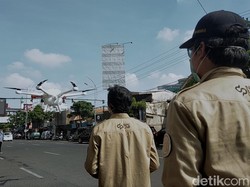 Video Drone Dikerahkan untuk Penyemprotan Disinfektan di Surabaya