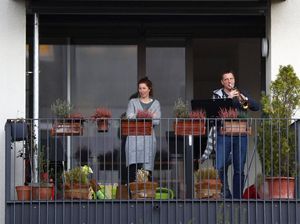 Ragam Aktivitas Warga Dunia Selama Isolasi Diri Lawan Corona