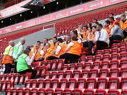 YNWA! Steward Liverpool Mau Bantu Supermarket Hadapi Panic Buying