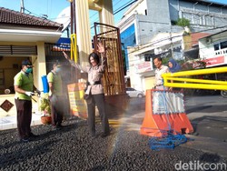 Polisi Jember Harus Mandi Disinfektan Sebelum Bertugas
