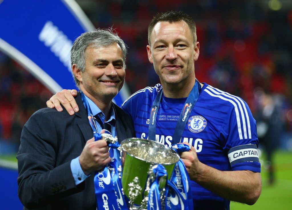 LONDON, ENGLAND - MARCH 01:  Manager Jose Mourinho of Chelsea and John Terry of Chelsea pose with the trophy during the Capital One Cup Final match between Chelsea and Tottenham Hotspur at Wembley Stadium on March 1, 2015 in London, England.  (Photo by Clive Mason/Getty Images)