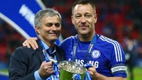 Posisi bek tengah ditempati John Terry. Jose Mourinho adalah manajer terbaik dalam karir saya. Kalau dia bilang kita akan pergi ke bulan, maka kami sang pemain akan mencoba melakukannya, kata Terry (Getty Images/Clive Mason)