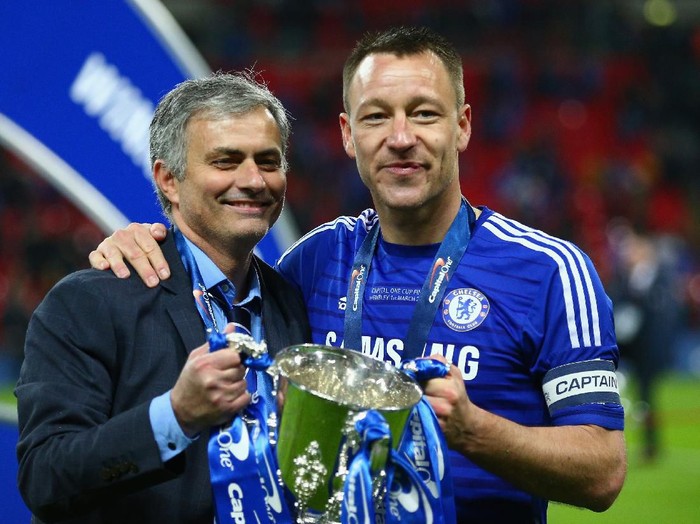 LONDON, ENGLAND - MARCH 01:  Manager Jose Mourinho of Chelsea and John Terry of Chelsea pose with the trophy during the Capital One Cup Final match between Chelsea and Tottenham Hotspur at Wembley Stadium on March 1, 2015 in London, England.  (Photo by Clive Mason/Getty Images)