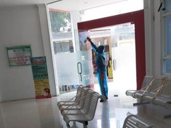 Mahasiswa di Makassar Semprot Disinfektan dan Bagi-bagi Masker