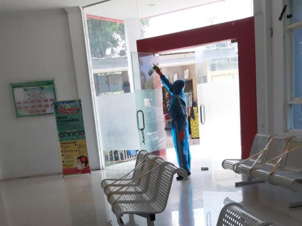 Bantu Tenaga Medis, Mahasiswa FTI UMI Semprot Disinfektan RS Haji Makassar Bantu Tenaga Medis, Mahasiswa FTI UMI Semprot Disinfektan RS Haji Makassar