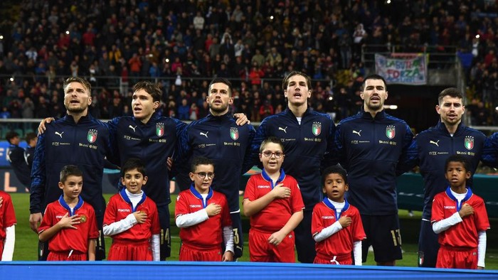 PALERMO, ITALY - NOVEMBER 18:  Players of Italy lining up during the hymn prior to the UEFA Euro 2020 Qualifier between Italy and Armenia on November 18, 2019 in Palermo, Italy.  (Photo by Claudio Villa/Getty Images)