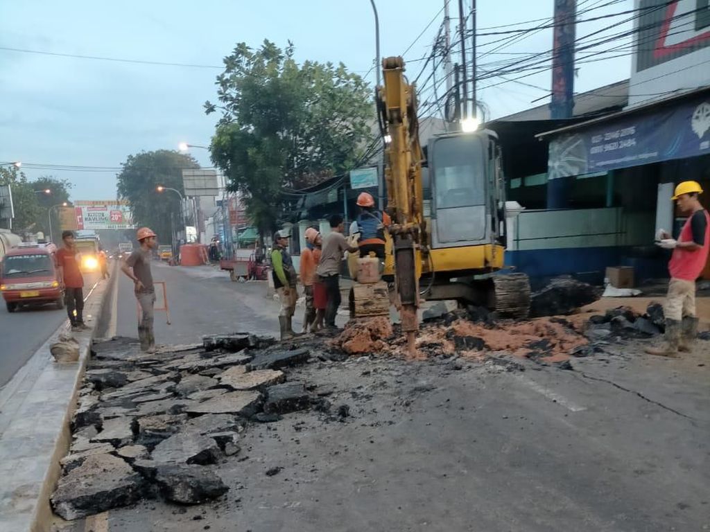 Sempat Retak Akibat Galian Pipa, Jl Sultan Agung Bekasi Kini Sudah Diperbaiki Sempat Retak Akibat Galian Pipa, Jl Sultan Agung Bekasi Kini Sudah Diperbaiki