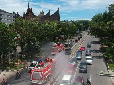 Giliran Fasilitas Umum di Padang Disemprot Disinfektan