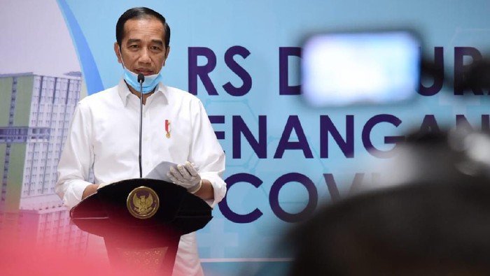 Presiden Jokowi di RS Darurat Penanganan COVID-19.