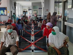 Puskesmas Surabaya Terapkan Social Distancing, Tempat Duduk Berjarak 1 Meter