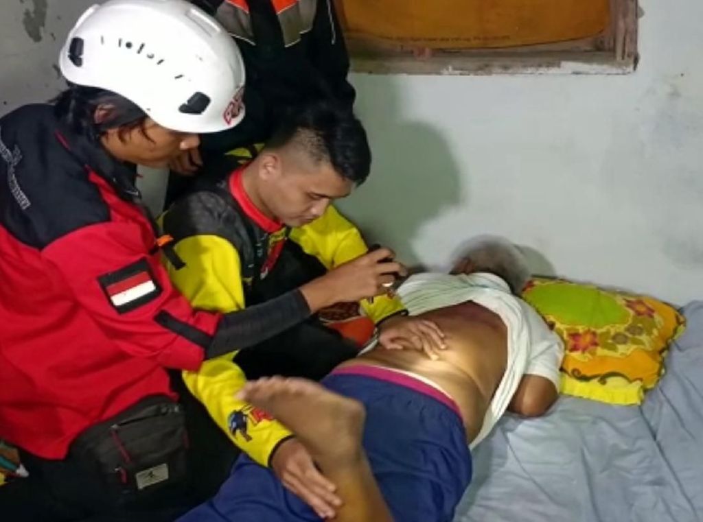 Suami-Istri Penjaga Makam Tertimbun Longsor di Sukabumi Suami-Istri Penjaga Makam Tertimbun Longsor di Sukabumi