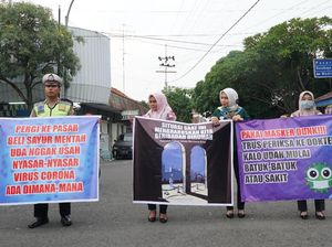 Polisi di Jombang Turun ke Jalan Ajak Masyarakat Cegah Penularan Corona