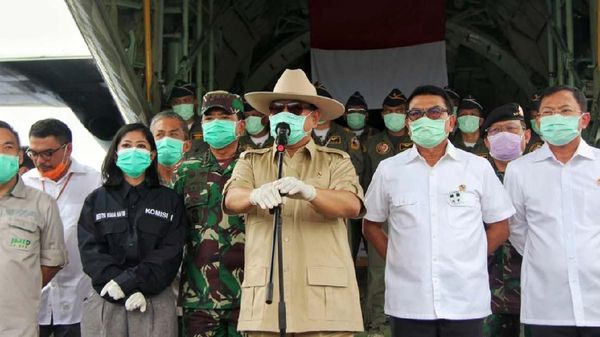 Prabowo Sambut Hercules Pembawa Alkes untuk Wabah Corona