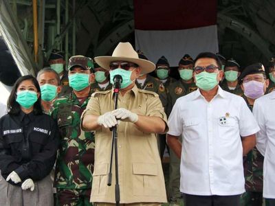 Prabowo Sambut Hercules Pembawa Alkes untuk Wabah Corona