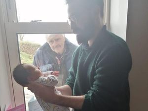 Potret Haru Kakek Lihat Cucu Baru Lahir di Jendela karena Social Distancing