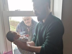 Potret Haru Kakek Lihat Cucu Baru Lahir di Jendela karena Social Distancing