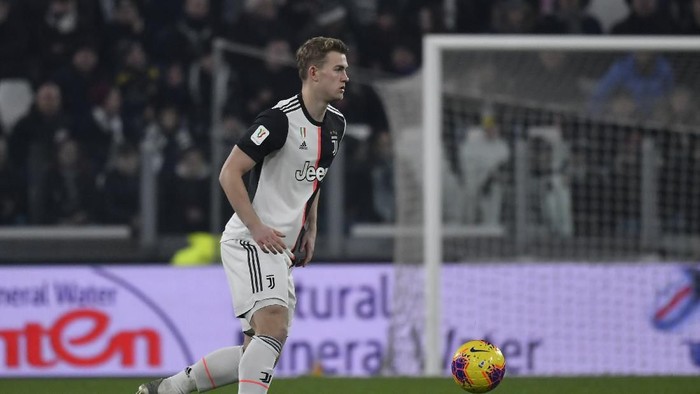 TURIN, ITALY - JANUARY 15: Matthijs de Ligt of Juventus FC controls the ball during the Coppa Italia match between Juventus and Udinese Calcio at Allianz Stadium on January 15, 2020 in Turin, Italy. (Photo by Stefano Guidi/Getty Images)