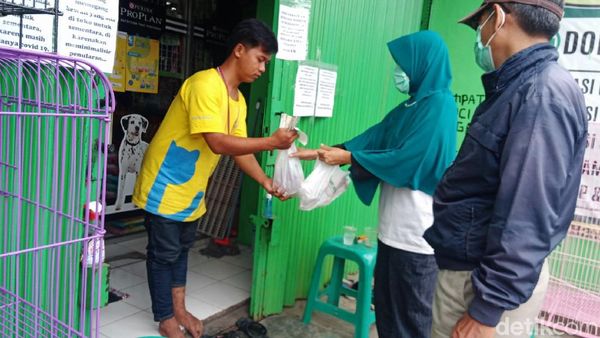 Cegah Corona, Pelanggan Pet Shop Antre di Luar Toko