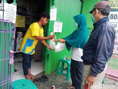 Cegah Corona, Pelanggan Pet Shop Antre di Luar Toko