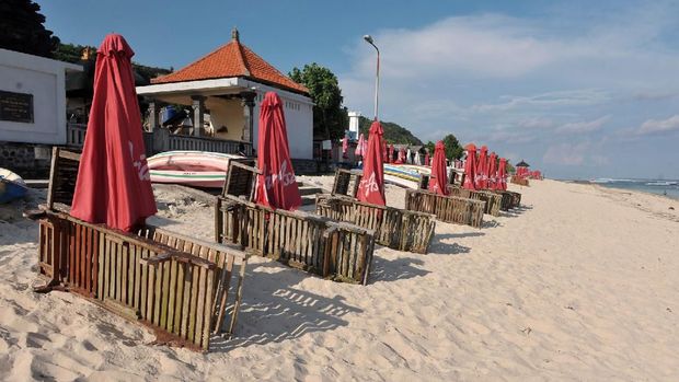 Suasana kawasan wisata Pantai Pandawa yang lengang saat penutupan sementara di Badung, Bali, Sabtu (21/3/2020). Pengelola sejumlah destinasi pariwisata di wilayah Kabupaten Badung seperti Pantai Pandawa, kawasan Garuda Wisnu Kencana, Hutan Kera Sangeh serta Taman Ayun mulai menghentikan operasionalnya sementara sebagai salah satu upaya pencegahan penyebaran COVID-19 atau Virus Corona. ANTARA FOTO/Fikri Yusuf/aww.