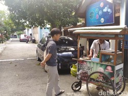 Corona Mewabah, Pedagang Keliling di Garut Tetap Eksis Jualan