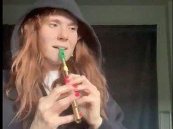 Usir Bosan di Masa Karantina, Kate Nash Cover Lagu Metallica Pakai Suling