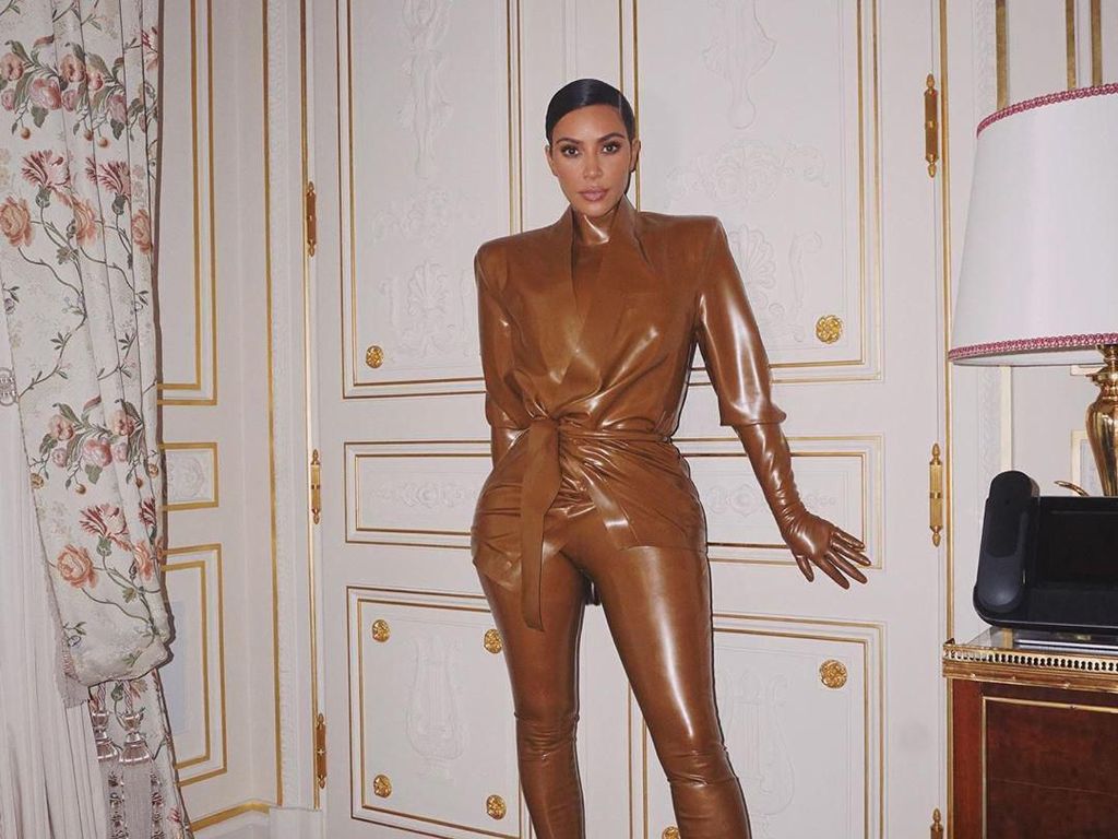 Demi Tampil Stylish, Kim Kardashian Setengah Mati Pakai Baju Latex