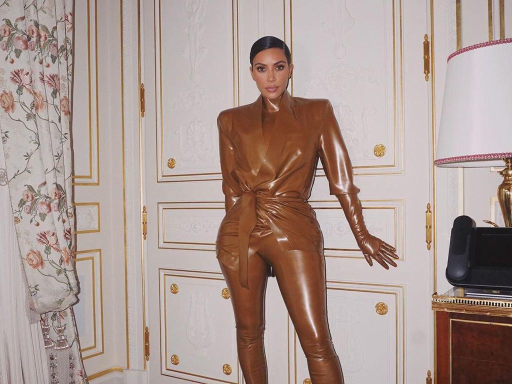 Demi Tampil Stylish, Kim Kardashian Setengah Mati Pakai Baju Latex Demi Tampil Stylish, Kim Kardashian Setengah Mati Pakai Baju Latex