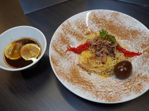 Unik! Restoran Ini Sajikan Ramen Pakai Kuah Cola