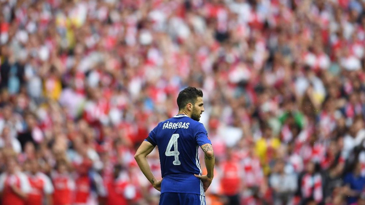 Cesc Fabregas membalas hinaan dari fans Arsenal. (Foto: Getty Images/Laurence Griffiths)