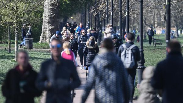 Pandemi Corona: Warga Inggris Masih Banyak yang Asyik Jalan-jalan