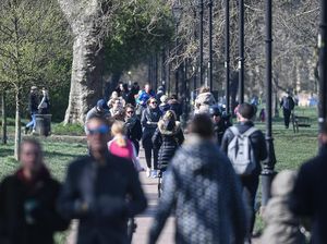 Pandemi Corona: Warga Inggris Masih Banyak yang Asyik Jalan-jalan