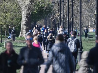 Pandemi Corona: Warga Inggris Masih Banyak yang Asyik Jalan-jalan