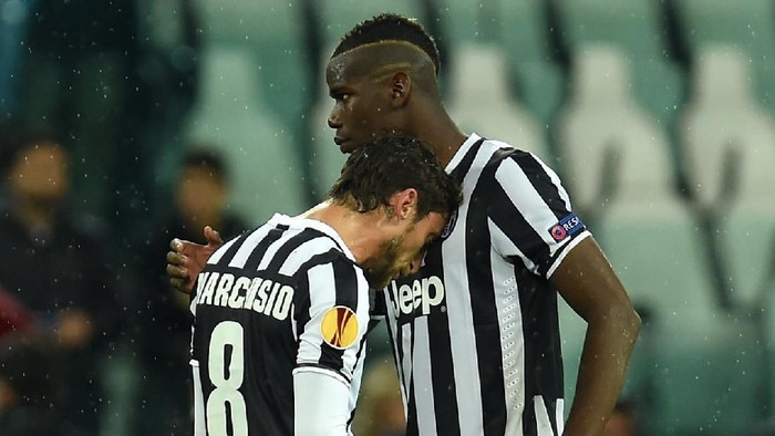 Juventus v SL Benfica - UEFA Europa League Semi Final
TURIN, ITALY - MAY 01: Paul Pogba (R) and Claudio Marchisio of Juventus show their dejection at the end of the UEFA Europa League semi final match between Juventus and SL Benfica at Juventus Arena on May 1, 2014 in Turin, Italy. (Photo by Valerio Pennicino/Getty Images)