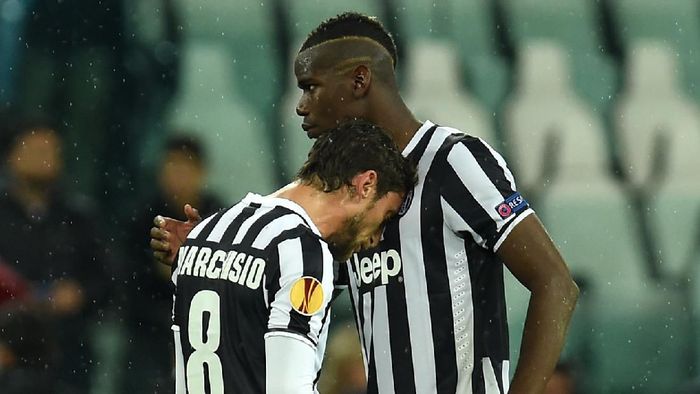 Pogba Juventus v SL Benfica - UEFA Europa League Semi Final
TURIN, ITALY - MAY 01: Paul Pogba (R) and Claudio Marchisio of Juventus show their dejection at the end of the UEFA Europa League semi final match between Juventus and SL Benfica at Juventus Arena on May 1, 2014 in Turin, Italy. (Photo by Valerio Pennicino/Getty Images)