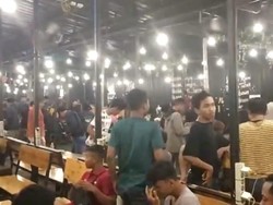 Momen Ratusan Pemuda di Surabaya Dibubarkan Polisi Saat Asyik Nongkrong