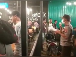 Cegah Corona, Polisi Bubarkan Pengunjung Kafe di Surabaya