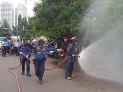 Cegah Corona, Jalan Protokol di Bekasi Disemprot Disinfektan