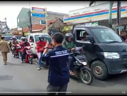 Saat Aparat Depok Turun ke Jalan Imbau Warga Jaga Jarak Cegah Corona
