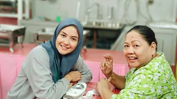 Mendiang Purwaniatun bersama Revalina S Temat