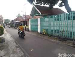 Polisi Selidiki Kasus Ibu dan Balita Tabrak Pintu Mobil yang Viral