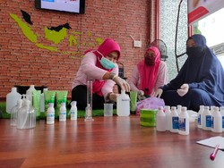Kader Posyandu Pertamina Diajarkan Buat Hand Sanitizer Sendiri