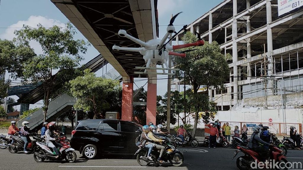 Surabaya Pakai Drone untuk Semprot Disinfektan di Jalanan