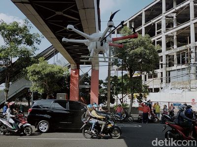 Surabaya Pakai Drone untuk Semprot Disinfektan di Jalanan