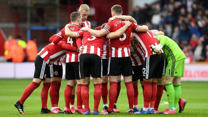 SHEFFIELD, ENGLAND - MARCH 07: Players of Sheffield United huddle prior to the Premier League match between Sheffield United and Norwich City at Bramall Lane on March 07, 2020 in Sheffield, United Kingdom. (Photo by Ross Kinnaird/Getty Images)